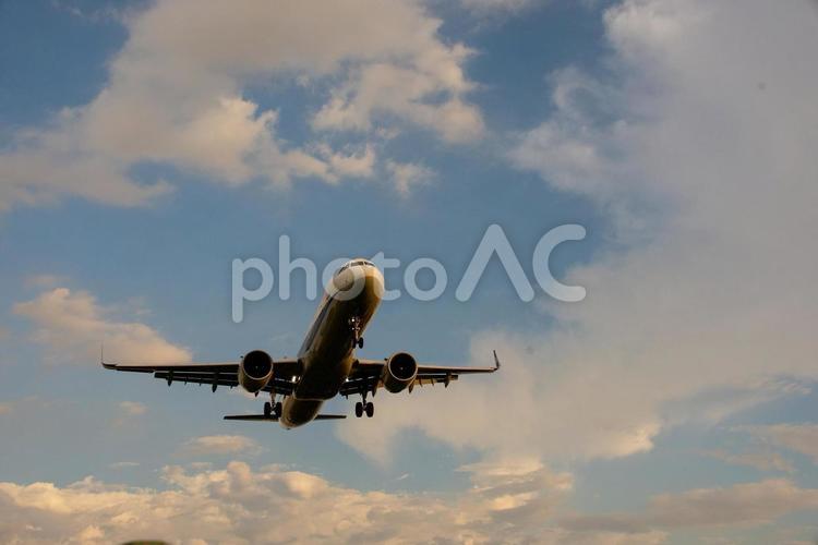 夕暮れの飛行機 ジェット機,旅客機,影の写真素材