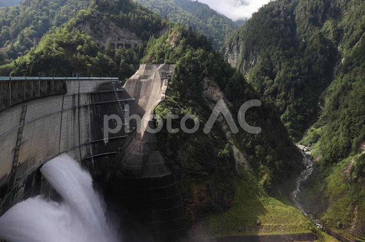黒部ダムの放水 黒部ダム,立山,放水の写真素材