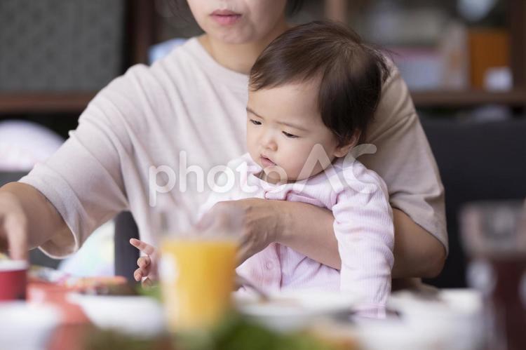 離乳食を食べる赤ちゃん 赤ちゃん,離乳食,食べるの写真素材
