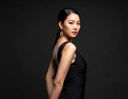 黒い服を着た女性モデル 黒い服を着た女性モデルの写真