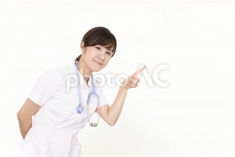 指示する笑顔の看護師 女性,女,看護師の写真素材