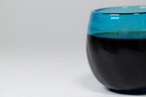 白い背景と青いガラスのカップ 青,カップ,ガラスの写真素材