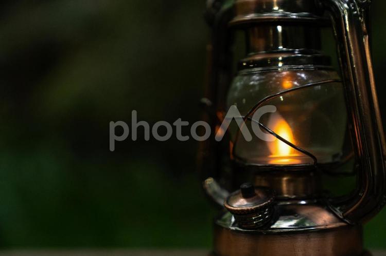 森の中に置かれたアンティークランタン ランタン,カンテラ,グランピングの写真素材