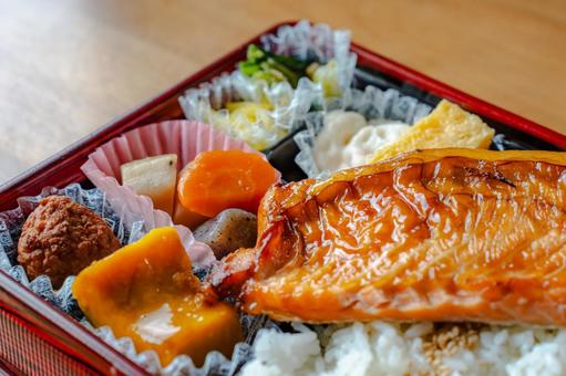 焼き鮭とご飯の弁当 焼き鮭とご飯の弁当 弁当,焼き鮭,ご飯の写真素材