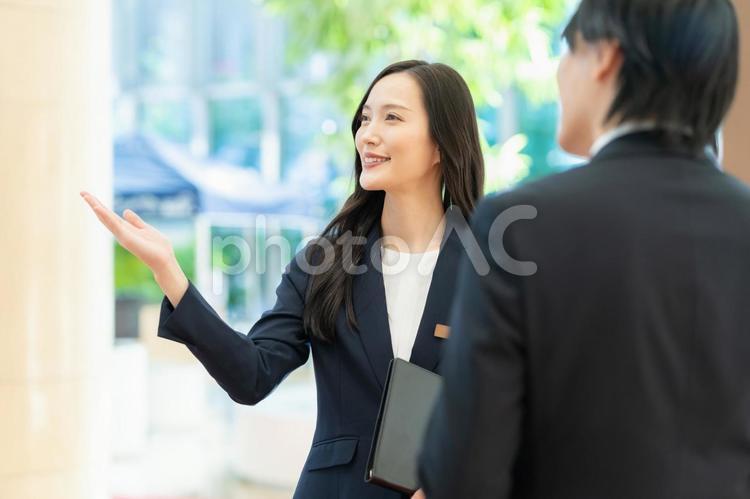 お客を案内するホテルマンの女性 フロント,ホテルマン,コンシェルジュの写真素材