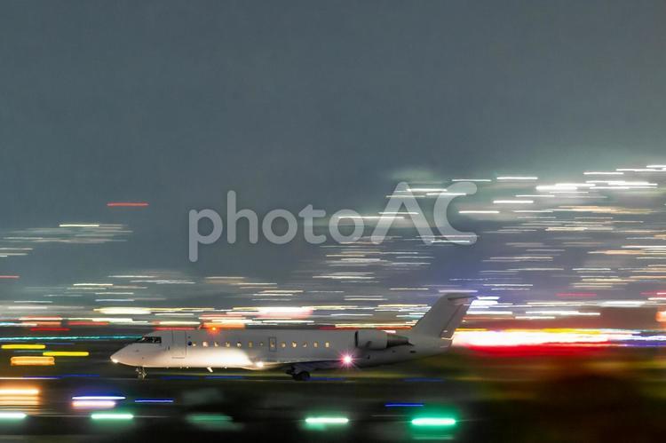 夜の滑走路をタキシングする飛行機 飛行機,空港,夜の写真素材