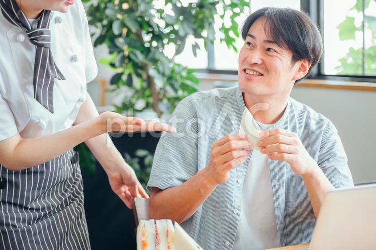 カフェに来た客とウェイトレス カフェ,社員食堂,ランチの写真素材