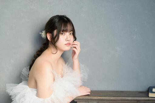 ウェディングドレスを着た女性 日本人,女性,10代の写真素材
