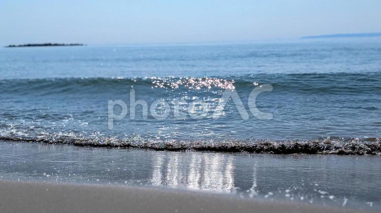 波打ち際、きらめく夏の海辺 海,波,水面の写真素材