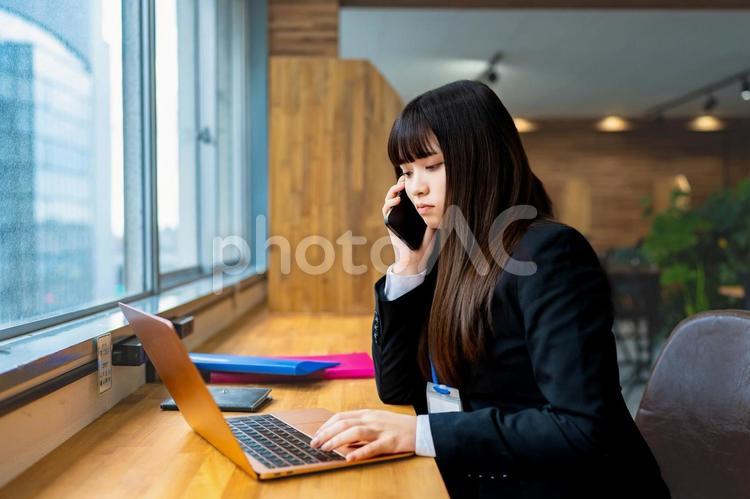 電話をしながらパソコンを打つ女性社員 ビジネスウーマン,ビジネス,女性の写真素材