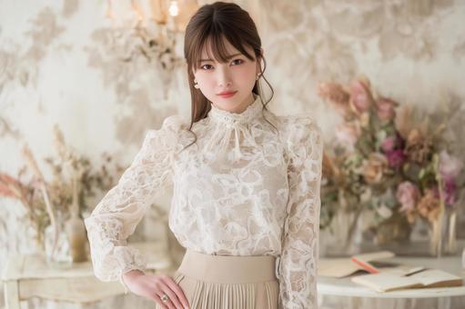 花柄レースのブラウスを着た女性 花柄レースのブラウスを着た女性の写真