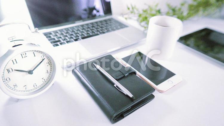 パソコン、時計、手帳、タブレット、スマホとコーヒー　 パソコン,時計,スマホの写真素材