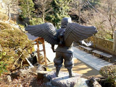半蔵坊の岩場に立つ烏天狗の背中その1 半蔵坊の岩場に立つ烏天狗の背中その1 烏天狗,銅像,青銅の写真素材