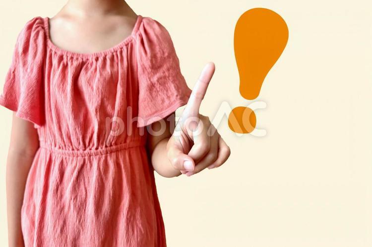 子供とびっくりマーク 注意,危ない,アイディアの写真素材