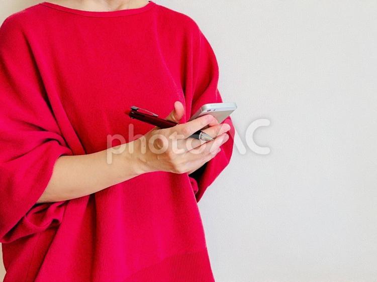 会議室の手配をする女性スタッフ スマホ,女性,仕事の写真素材