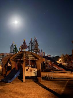 月明かりに照らされる夜の公園の遊具 公園,遊具,すべり台の写真素材