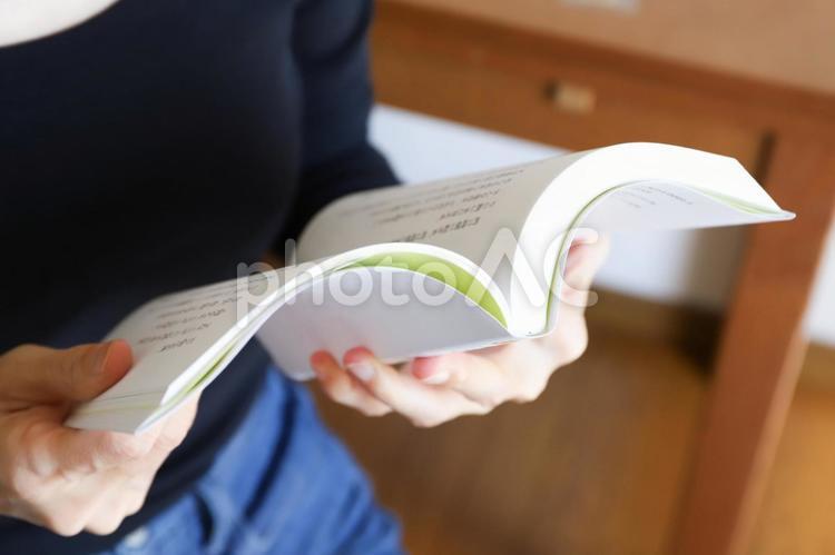 本を読む女性　読書イメージ 本,読書,読むの写真素材