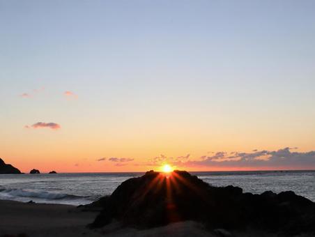 晴れた日のキレイな日の出の写真