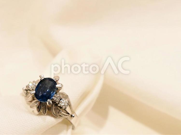 サファイアカラーの宝石とダイヤの指輪　リング　ジュエリー　イメージ4 リング,指輪,ジュエリーの写真素材