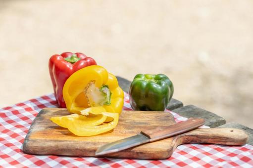カット中のカラフルなパプリカ パプリカ,包丁,切るの写真素材