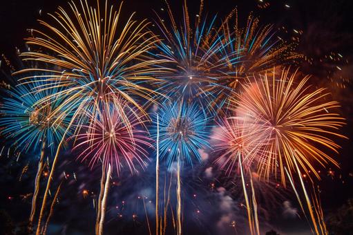 夏の夜空を彩る迫力ある花火 夏の夜空を彩る迫力ある花火の写真