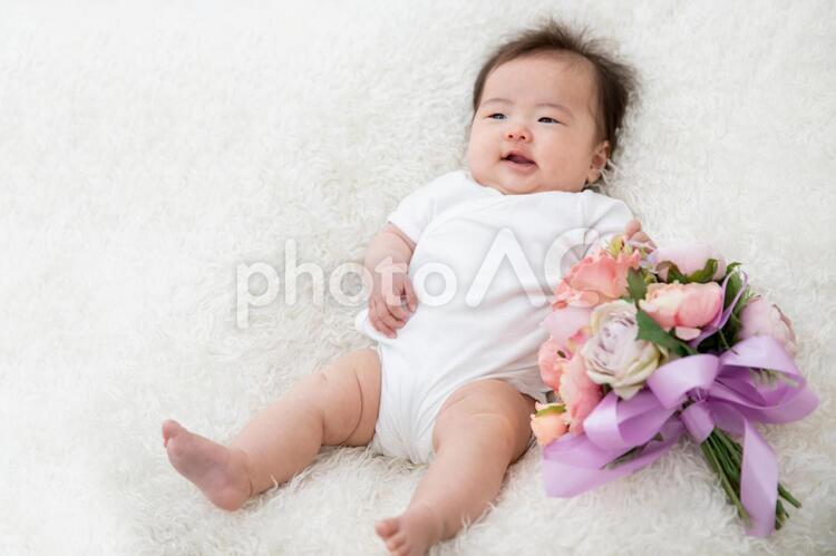 赤ちゃんのイメージ 赤ちゃん,花束,ブーケの写真素材