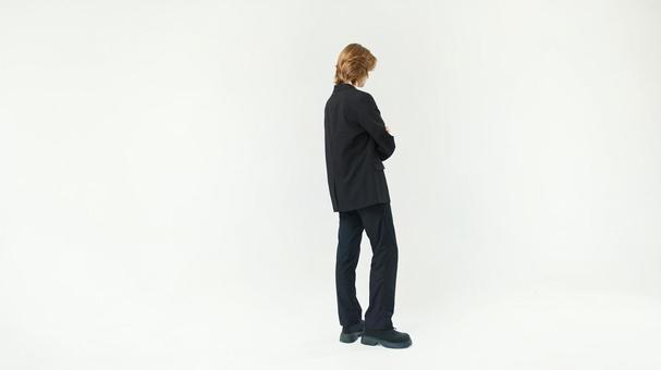黒スーツで立つ男性の横顔 黒スーツで立つ男性の横顔 男性,横顔,腕組みの写真素材
