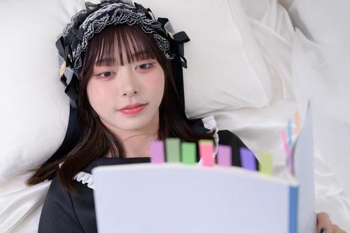 ベッドで勉強をする地雷系女子 ベッドで勉強をする地雷系女子の写真