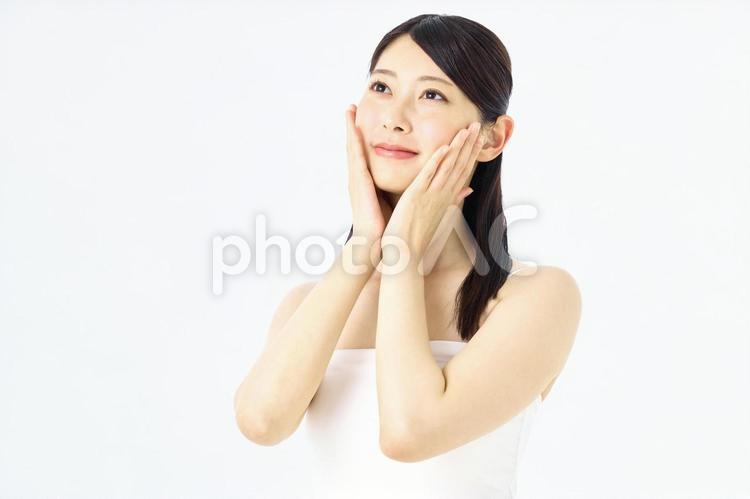 肌を触る女性　スキンケア　保湿　美容 ビューティー,スキンケア,美容の写真素材