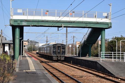 美々津駅に停車中の817系電車 美々津駅に停車中の817系電車の写真