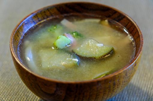 茄子ベーコンと大根とブロッコリーの味噌汁 茄子ベーコンと大根とブロッコリーの味噌汁の写真