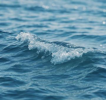 爽やかな波が立つ青い海の水面 爽やかな波が立つ青い海の水面の写真