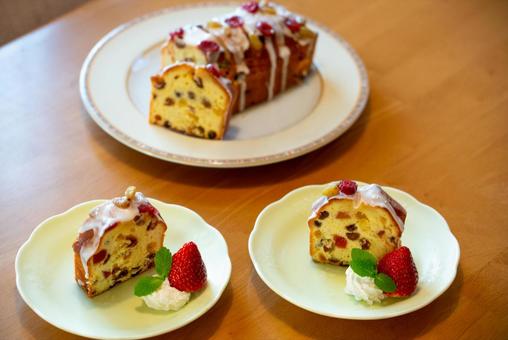 苺添えフルーツケーキ 食べ物,デザート,スイーツの写真素材