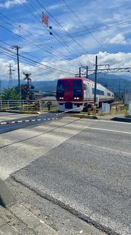 赤い電車が通り過ぎる夏の踏切 赤い電車が通り過ぎる夏の踏切 電車,踏切,鉄道の写真素材