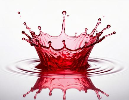 赤く透明な液体のミルククラウンと波紋 赤く透明な液体のミルククラウンと波紋の写真