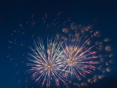 夏祭りの打ち上げ花火の写真 夏祭りの打ち上げ花火の写真の写真