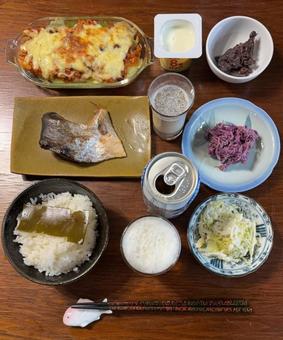 こまち昆布ご飯と紅鮭のカマ焼きなどの夕食 夕食,ご飯,あきたこまちの写真素材