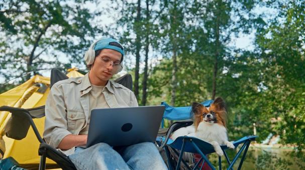 ヘッドホンをつけている男性と犬 男性,外国人,犬の写真素材