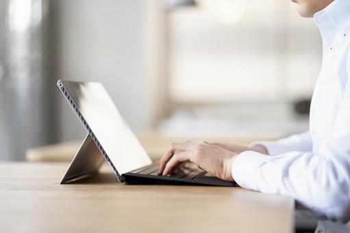 A businessman working on a personal computer, empresário, homem, pc notebook, JPG