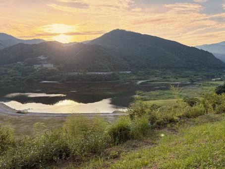 湖にうつる夕焼け 湖にうつる夕焼け 夕焼け,湖,自然の写真素材