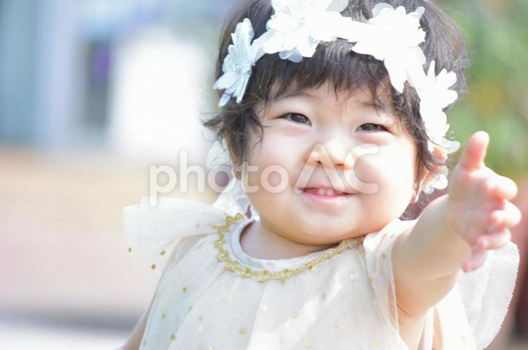 手を差し伸べる子ども 子ども,子供,屋外の写真素材