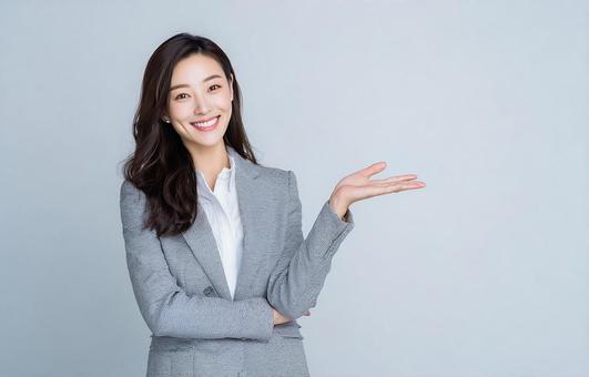 指差す笑顔の女性 指差す笑顔の女性の写真
