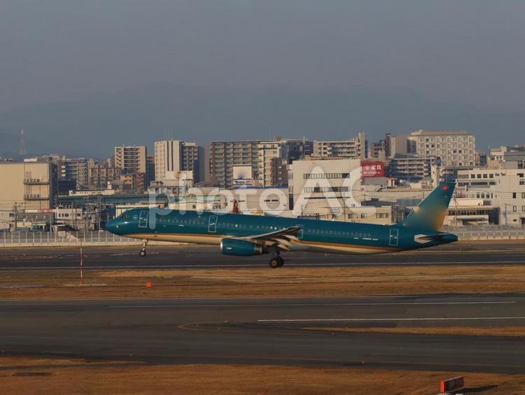 福岡空港、朝のエンジン音に包まれて 福岡空港,朝,飛行機の写真素材