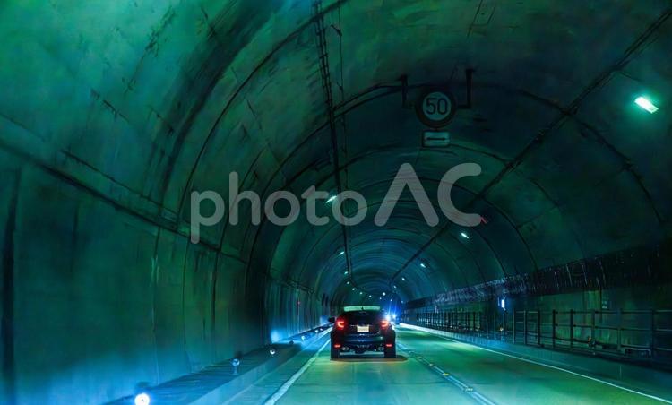 一般道のトンネルの中を走る自動車 一般道,トンネル,自動車の写真素材