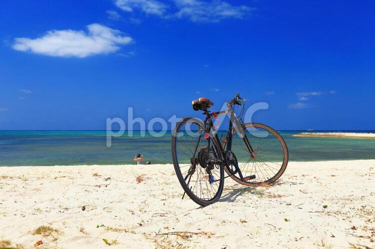 サイクリングでの風景 (ビーチで一休み) 沖縄,おきなわ,オキナワの写真素材