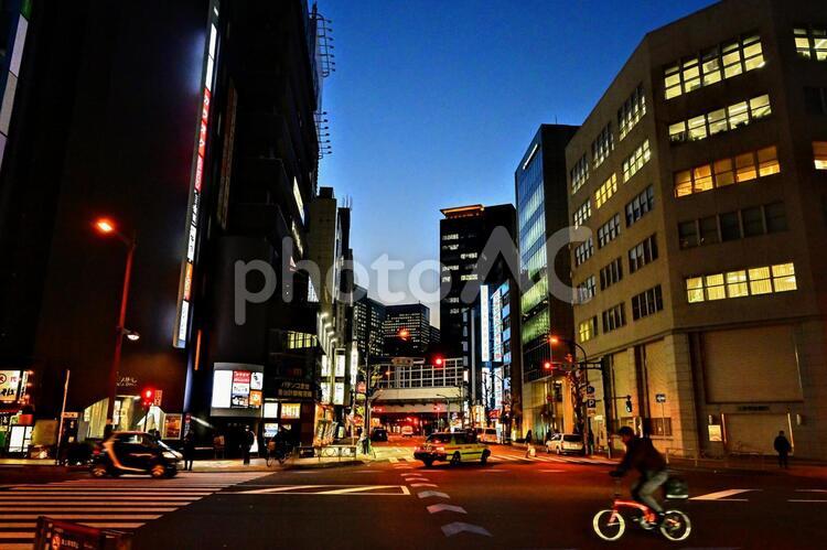 東京都千代田区　神田　今川橋交差点　夕焼け 街並み,夜景,夜の写真素材
