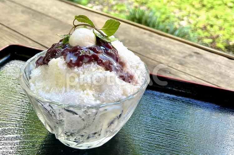 縁側で白玉あずきミルクかき氷＿ヨコ かき氷,小豆,白玉の写真素材
