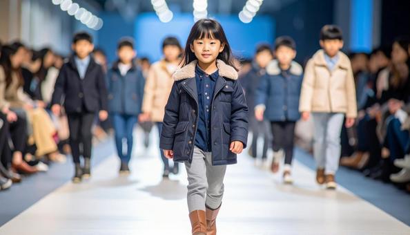 ファッションショーのランウエイを歩く子供の写真