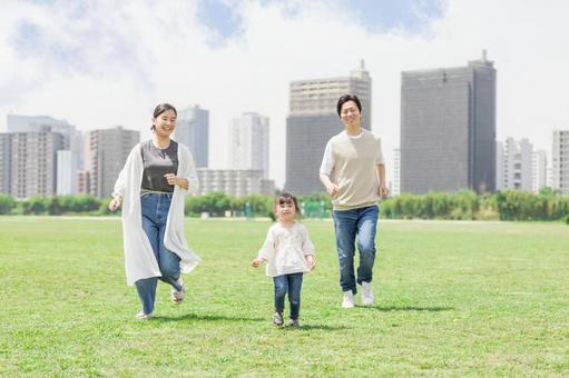 追いかけっこする親子 追いかけっこする親子の写真