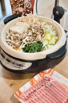 きのこが主役の冬のお鍋と豚肉 鍋料理,冬,旬の味覚の写真素材